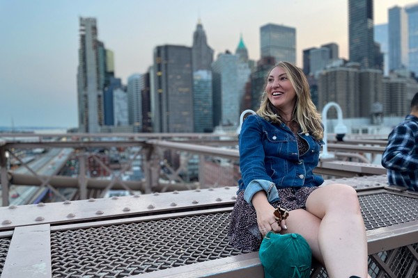 Mujer turista en el puente de Brooklyn, Nueva York.