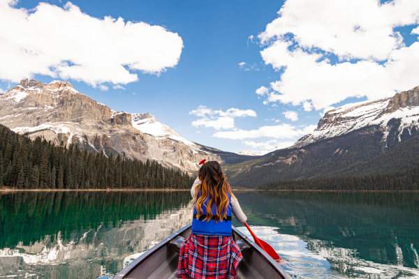 Turista disfrutando un paseo en canoa por las aguas turquesas del Emerald Lake, ubicado en British Columbia, Canadá.
