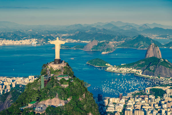 Panorama aéreo de la Bahía de Botafogo con la Montaña Pan de Cristo y Azúcar en Río de Janeiro, Brasil.