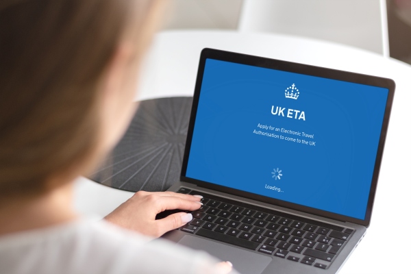 Persona que solicita el UK ETA para mexicanos en su laptop.