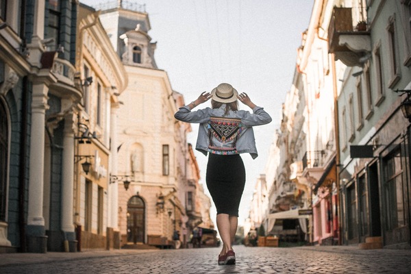 Mujer viajando por Europa