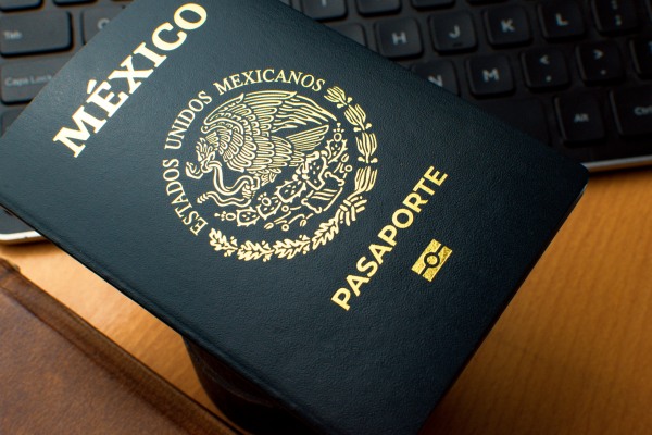 Pasaporte mexicano sobre una laptop, uno de los requisitos para tramitar la visa Turquía para mexicanos.