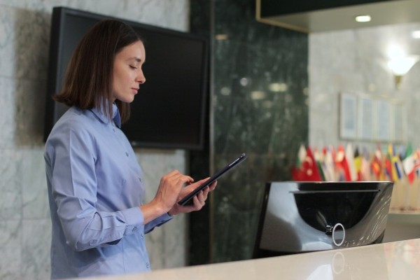 Joven mexicana con Working Holiday Visa que trabaja en la recepción de un hotel.