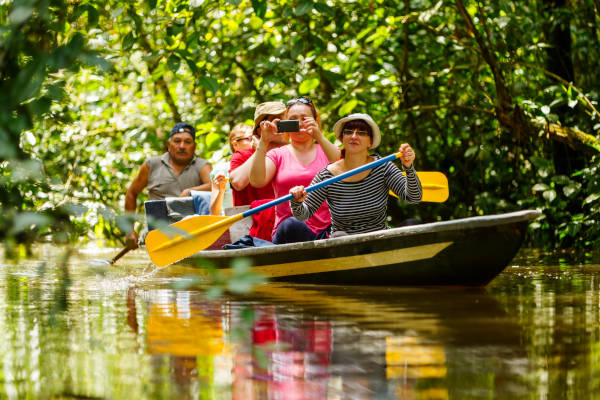 grupo de turistas recorriendo el Amazonas de Colombia.