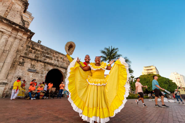 Dos bailarines de fandango posan en una de las entradas a la ciudad amurallada.