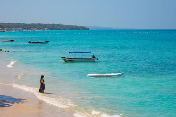 Vista serena de Playa Blanca en Baru, Cartagena, Colombia.