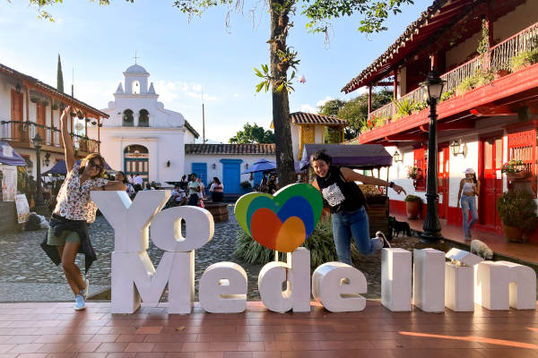 turistas felices en Medellín, Colombia.