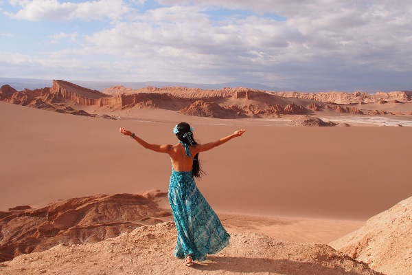 Mujer de espaldas apreciando el desierto de Atacama.