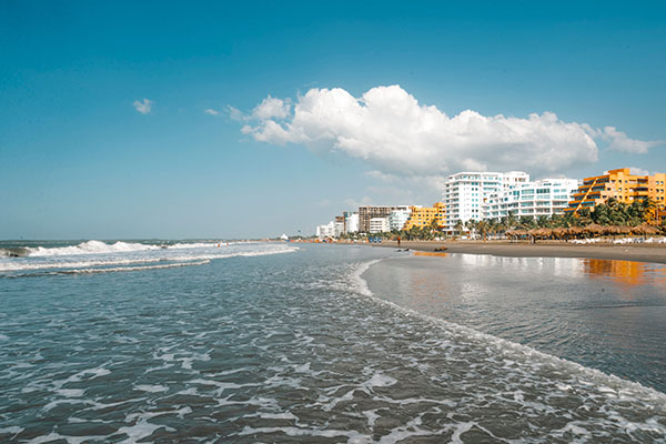 Playa y hoteles en La Boquilla, Cartagena, Colombia