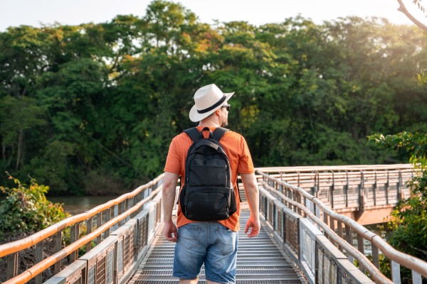 Hombre camina por una pasarela en las Cataratas del Iguazú.