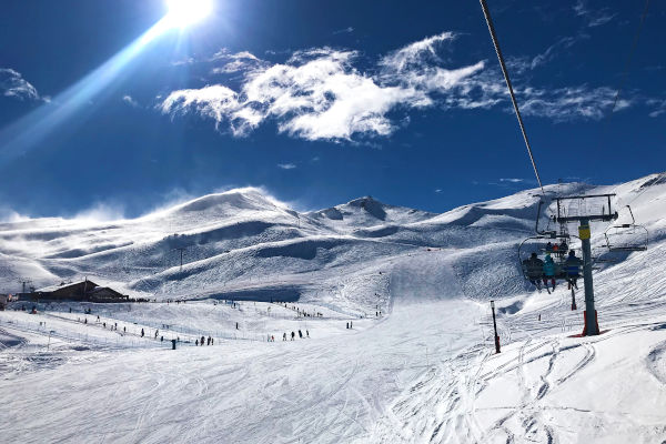 Montañas y aerosillas en Valle Nevado, centro de esquí en Chile.