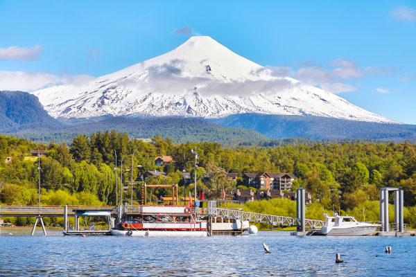 Villarrica, uno de los volcanes más activos de Chile, visto desde Pucón con la cima nevada.