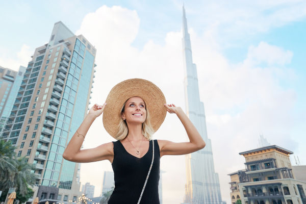 Joven viajante disfrutando de las vistas del centro de Dubai.