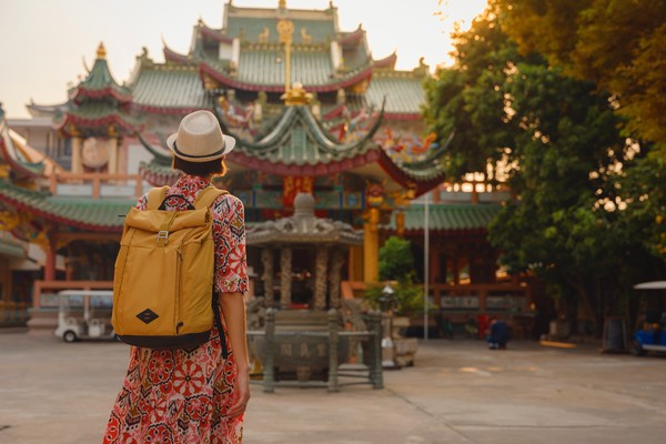 Turista peruana que visita un templo budista en Bangkok, Tailandia