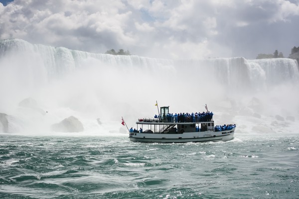 Turistas en el barco de la excursión de Maid of the Mist, junto a las Cataratas del Niágara.