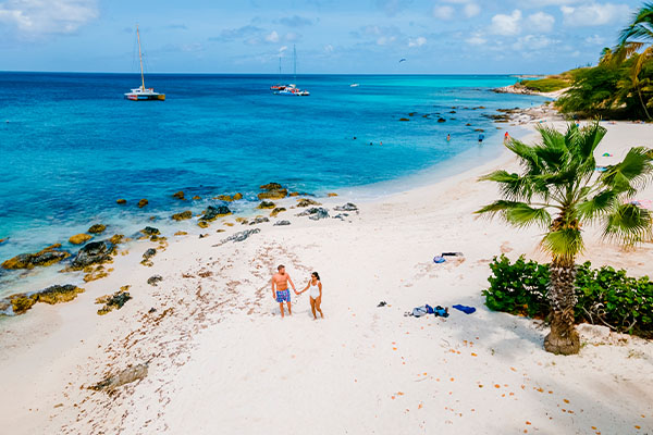 Vista de la playa Eagle Beach en Aruba