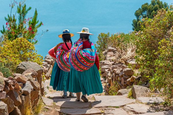 Mujeres quechuas vestidas de forma tradicional en la isla de Taquile, lago Titicaca.