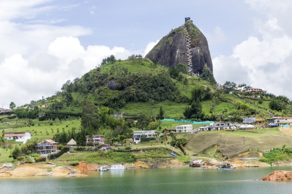 La Piedra del Peñol en Guatapé, una de las cosas que hacer en Medellín, Colombia.