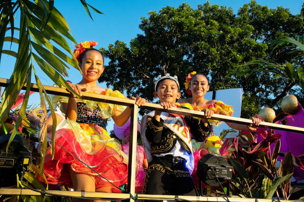 Niños con ropa colorida en el Carnaval de Cancún