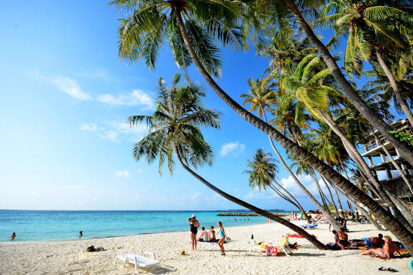 Turista relajándose en Bikini Beach, la única playa donde se permite usar traje de baño en la isla de Maafushi, Maldivas.