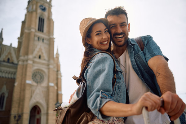 Pareja de turistas sonriendo en un viaje por Europa