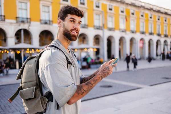Joven que utiliza el mejor seguro de viaje para Europa en Portugal.