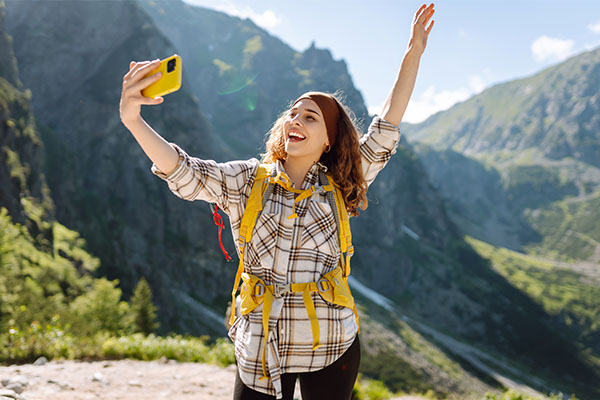 Turista tomándose una selfie en una montaña