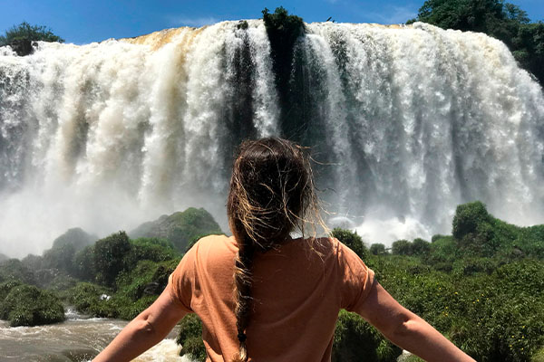 Turista en las Cataratas del Iguazú