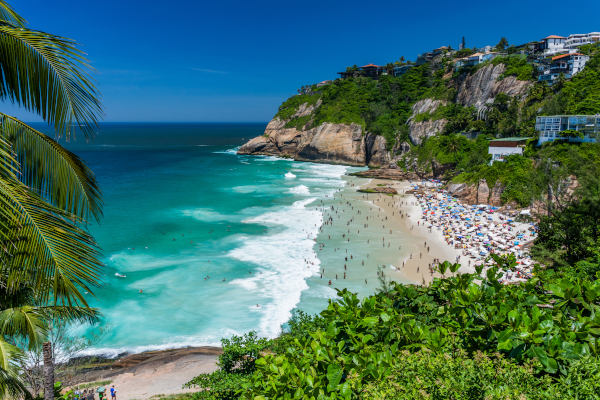 Vista panorámica de la playa de Joatinga con gente y vegetación en Río de Janeiro, Brasil.