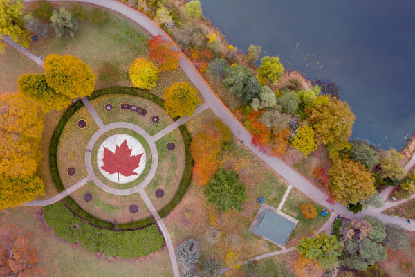 Vista aérea del High Park de Toronto mostrando rotonda con hoja de arce gigante en alusión a la bandera de Canadá