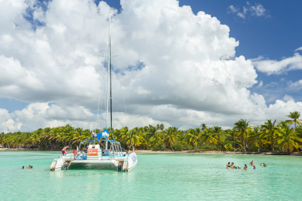 Grupo de turistas disfrutando de una tarde a bordo de catamarán en Punta Cana.
