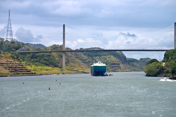 Buque cruzando el Canal de Panamá hacia Miraflores, una de las actividades que hacer en Panamá.