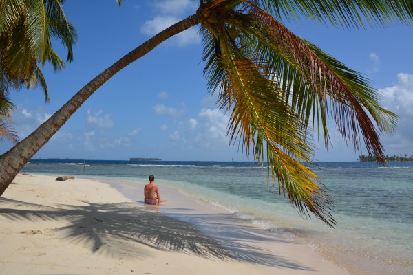 Persona disfrutando de las playas de las Islas de San Blas, una de las actividades que hacer en Panamá.
