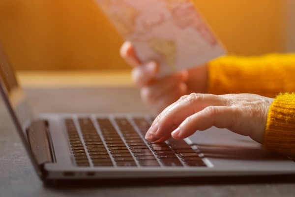 Persona tramitando el ETIAS en su laptop, uno de los próximos requisitos para viajar a Austria desde Perú.