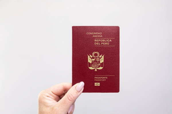 Persona sosteniendo un pasaporte peruano, uno de los requisitos para viajar a Rusia desde Perú.