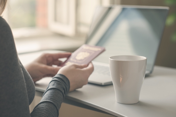 Persona que completa en línea el formulario de solicitud de visa rusa.