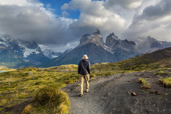 Hombre caminando en el Parque Nacional Torres del Paine, Chile