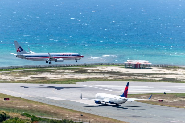 Aviones de American Airlines llegando al Aeropuerto Internacional Sangster, Montego Bay, Jamaica.