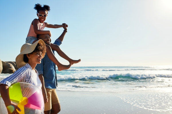 Familia que cumple con los requisitos para viajar a Jamaica desde Perú, disfrutando de las playas de Jamaica.