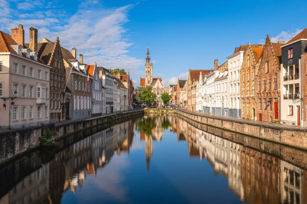 Paisaje del canal Spiegelrei en el centro de Brujas, Bélgica.
