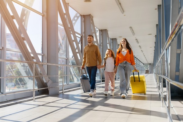 Familia en un aeropuerto que cumple con los requisitos para viajar a Estados Unidos