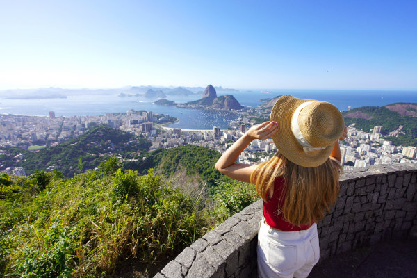Mujer turista en un mirador de Río de Janeiro con vistas a la Bahía de Guanabara, Brasil, en un día soleado.