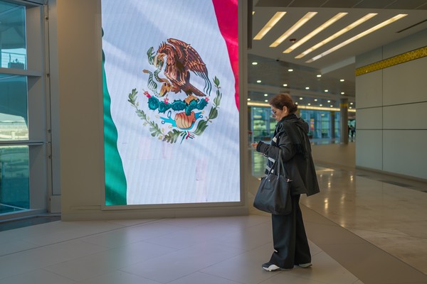 Turista peruana en un aeropuerto mexicano con su seguro de viaje a México