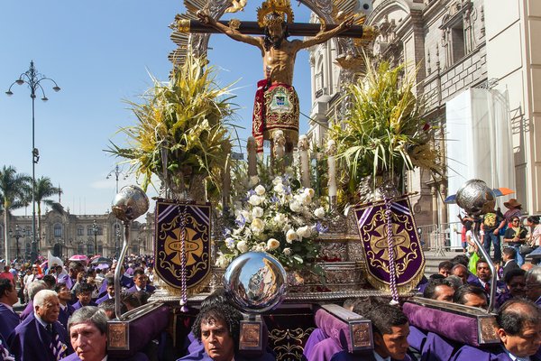 Hombres llevando estatua de Jesús en sus hombros en una procesión cerca de la Catedral de Lima, Perú.