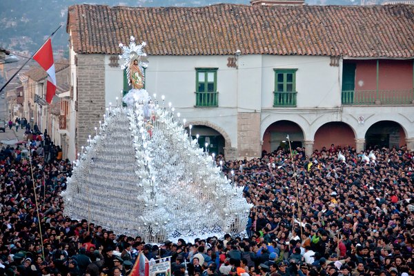 Procesión de Semana Santa en Ayacucho, Perú.