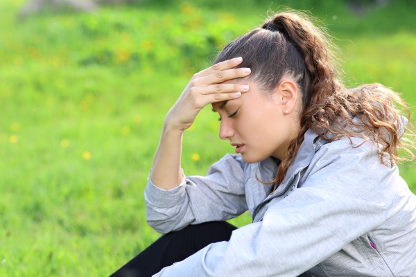 Mujer peruana con dolor de cabeza, uno de los síntomas del soroche