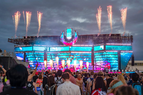 Escenario colorido con fuegos de artificio en el Ultra Music Festival de Miami, Estados Unidos.