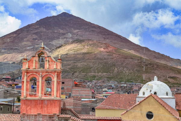 Vista del antiguo campanario de la iglesia de San Sebastián con el Cerro Rico al fondo en Potosí, Bolivia.