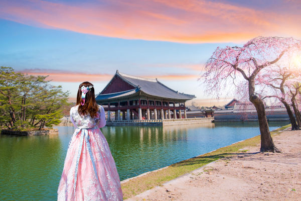 Mujer con colorida ropa tradicional surcoreana en primavera en el Palacio Gyeongbokgung en Seúl, Corea del Sur.