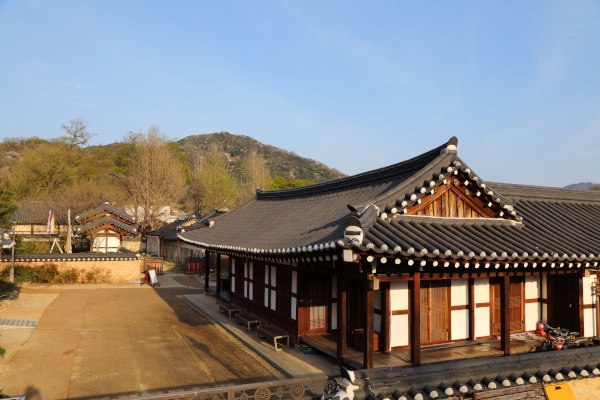 Vista de una casa hanok en la Jeonju Hanok Village en un día soleado, Corea del Sur.